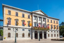 Il Palazzo Municipale di Annecy, Francia. Si trova nel centro storico della città nei pressi della chiesa di Saint Maurice da un lato e del Giardino d'Europa dall'altro.



 ...