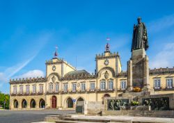Il Palazzo Municipale di Barcelos, distretto di Braga, Portogallo. Il simbolo cittadino è il gallo, chiamato in portoghese Galo de Barcelos - © milosk50 / Shutterstock.com