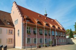 Il Palazzo Municipale di Breisach am Rhein in Minster Square, Germania. Il nome di origine celtica di questa graziosa località significa "frangiflutti" - © 289169768 / ...