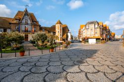 Il Palazzo Municipale di Deauville, Normandia, alle prime luci del mattino (Francia).

