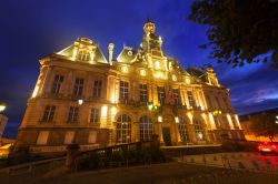 Il Palazzo Municipale di Limoges, Francia, illuminato di notte.

