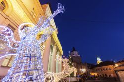 Il Palazzo Municipale di Lublino e la porta Krakowska di sera, Polonia. Lo storico edificio fondato nel 1389 venne ricostruito nel 1787 dall'architetto italiano Domenico Merlini. 
 ...