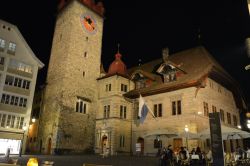 Il Palazzo Municipale di Lucerna con la torre dell'orologio by night, Svizzera.
