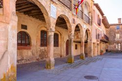 Il Palazzo Municipale di Medinaceli, Soria, Spagna: un tempo questo antico edificio ospitava le trattative commerciali  - © JordiCarrio / Shutterstock.com