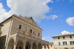 Il Palazzo Municipale di Montefalco, Umbria. Chiamato anticamente Palazzo del Popolo, questo edificio fu costruito nel 1270 e sucessivamente ampliato su tutto il lato sinistro nel corso del ...