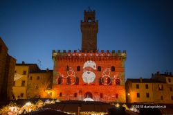 Il Palazzo Municipale di Montepulciano, Siena, Toscana: durante le festività natalizie la facciata viene abbellita da luminarie colorate.
