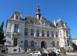 Il Palazzo Municipale di Niort, Francia. Realizzato con pietre bianche, l'elegante edificio ospita il centro amministrativo della città. - © Imladris / Shutterstock.com