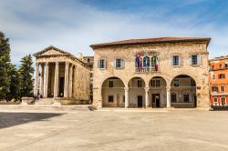 Il Palazzo Municipale di Pola, Croazia, con il tempio di Augusto. L'edificio che ospita al suo interno la sede del Municipio venne ultimato nel 1296.




