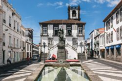 Il Palazzo Municipale di Ponta Delgada sull'isola di Sao Miguel, Azzorre (Portogallo) - © 300050507 / Shutterstock.com