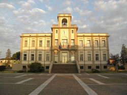 Il Palazzo Municipale di Porto Viro al tramonto in Veneto - © Threecharlie - CC BY-SA 3.0, Wikipedia