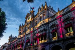 Il Palazzo Municipale di Puebla, Messico, illuminato di notte da luci colorate.




