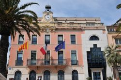 Il Palazzo Municipale di Sanary-sur-Mer (Francia) con la facciata color rosa - © Pack-Shot / Shutterstock.com