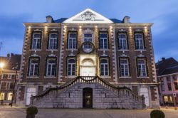 Il Palazzo Municipale di Tongeren, Fiandre, illuminato di sera (Belgio). Questo bell'edificio risale al XVIII° secolo.
