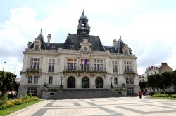 Il Palazzo Municipale di Vichy, Francia, con la bella scalinata.
