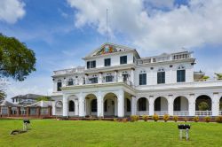 Il Palazzo Presidenziale a Independence Square nella città di Paramaribo, Suriname, America Meridionale. E' uno degli edifici storici della capitale  - © R.A.R. de Bruijn ...