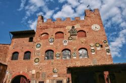 Il Palazzo Pretorio nel centro del borgo di Certaldo Alto, Toscana, Italia. E' l'edificio più importante del paese medievale nonchè uno dei simboli di Certaldo. Si presenta ...