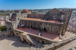 Il Palazzo Residenziale gotico (Pacos Novos) al castello di Leiria, Portogallo. Si tratta del palazzo reale medievale costruito all'interno del castello - © StockPhotosArt / Shutterstock.com ...