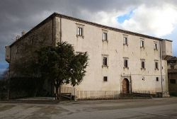 Il Palazzo Santucci nel centro di Navelli in Abruzzo - © Pietro - CC BY-SA 4.0, Wikipedia