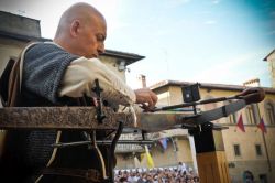 Un momento del Palio della Balestra: siamo a Sansepolcro in Toscana, la rievocazione storica si svolge a settembre  - © Luca Piomboni / www.valtiberinaintoscana.it