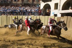 Il Palio di Asti, una delle manifestazioni più attese in Piemonte- © Stefano Guidi / Shutterstock.com