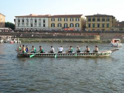 Il Palio di San Ranieri sul fiume Arno a Pisa: si tratta di uno degli appuntamenti classici del cosiddetto Giugno pisano che comprende anche gli eventi del Gioco del Ponte e della Luminaria ...