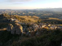 Il panorama che si ammira da Craco, Matera, Basilicata. I comuni limitrofi a Craco sono Pisticci, San Mauro Forte, Ferrandina, Stigliano e Montalbano Jonico.
