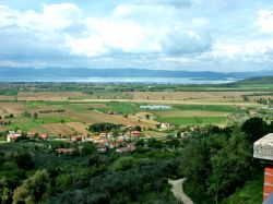 Il panorama che si gode da Panicarola, sul Lago Trasimeno fino all'Isola Polvese - © www.lambojack.com