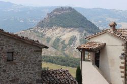 Il panorama da Talamello verso la Rocca di Maioletto in Romagna