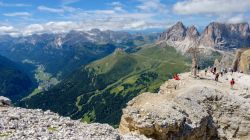 Il panorama dai 2592 metri del Sass Pordoi che domina Canazei e la valle di Fassa (Trentino Alto Adige) - © Grapsole79 / Shutterstock.com