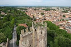 Il panorama dal castello medievale di Valeggio sul Mincio in Veneto - © MTravelr / Shutterstock.com