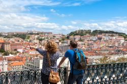 Il panorama dal miradouro São Pedro de Alcântara, una delle viste più belle e romantiche di Lisbona - foto © Samuel Borges Photography / Shutterstock.com