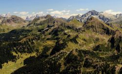 Il Panorama dal Monte Croce una delle vette che domina Valfloriana in Trentino (Val di Fiemme) - ©  Petri, CC BY 3.0, Wikipedia