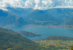 Il panorama dal monte Legnone (Lombardia): in primo piano il laghetto di Piona, sulla riva opposta Dongo sul lago di Como - © Scisetti Alfio / Shutterstock.com