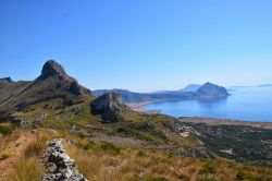 Il panorama dal Monte Monaco appena sopra San Vito Lo Capo. Le Egadi in lontananza.