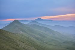 Il panorama dall'Appennino emiliano e toscano vicino a Lizzano in Belvedere, al tramonto