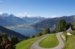 Il panorama dalla strada di Mitterberg sul lago Zell-am-See, Austria.