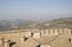 Il panorama dei tetti del borgo medievale di Zavattarello in provincia di Pavia in Lombardia - © stanga / Shutterstock.com