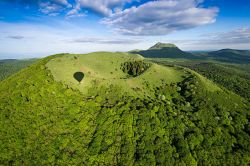 Il panorama dei vulcani spenti dell'Alvernia, Massiccio Centrale, Francia - © Gerard Fayet