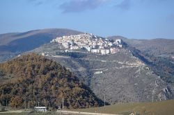 Il panorama del borgo di Albano di Lucania in Basilicata  - © Luca Aless - CC BY-SA 4.0, Wikipedia