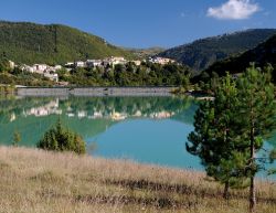 Il Panorama del borgo di Castel San Vincenzo e l'omonimo lago del Molise