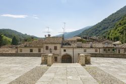 Il panorama del borgo di Follina visto dall'abbazia di Santa Maria di Sanavalle, Veneto - © FEDELE FERRARA / Shutterstock.com