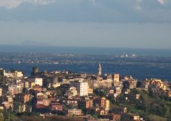 Il panorama del borgo di Lanuvio sui Castelli Romani nel Lazio: sullo sfono il mare Tirreno e l'Isola di Ponza - © Ferdinando Chiodo - Wikipedia