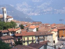 Il panorama di Vigolo: il borgo è un belvedere sul Lago d'Iseo in Lombardia - © I, Ago76, CC BY-SA 3.0, Wikipedia