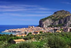Il panorama del centro di Cefalù sulla costa nord della Sicilia. Situato in provincia di Palermo, questo borgo, sviluppatosi attorno al duomo voluto da Ruggero II°, è uno dei ...