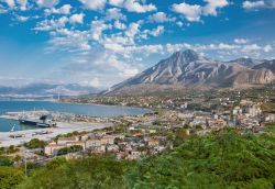 Il panorama del centro di Termini Imerese e la catena delle Madonie in Sicilia - © Aleksandar Todorovic / Shutterstock.com