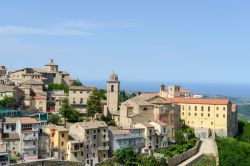 Il panorama del centro storico di Ripatransone, Marche, Italia. Il borgo marchigiano sorge sulla sommità del crinale che s'innalza fra le valli del fiume Tesino e del torrente Menocchia ...