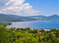 Il panorama del Lago di Bracciano fotografato dalla zona di Vicarello, nel Lazio