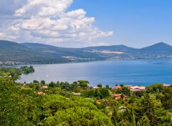 Il panorama del Lago di Bracciano fotografato dalla zona di Vicarello, nel Lazio