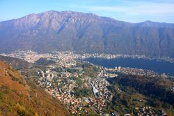 Il Panorama del Lago d'Orta e di Omegna da Quarna Sopra in Piemonte - © Alessandro Vecchi - CC BY-SA 3.0, Wikipedia 