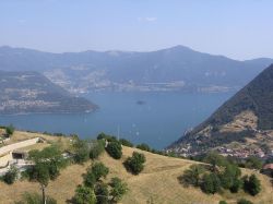 Il panorama del lago sebino, (Iseo) da Vigolo in Lombardia  - © I, Ago76, CC BY-SA 3.0, Wikipedia